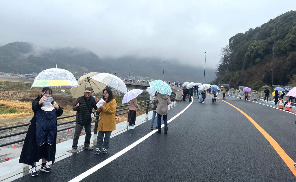 記念撮影する地元住民ら＝富士市の富士川かりがね橋