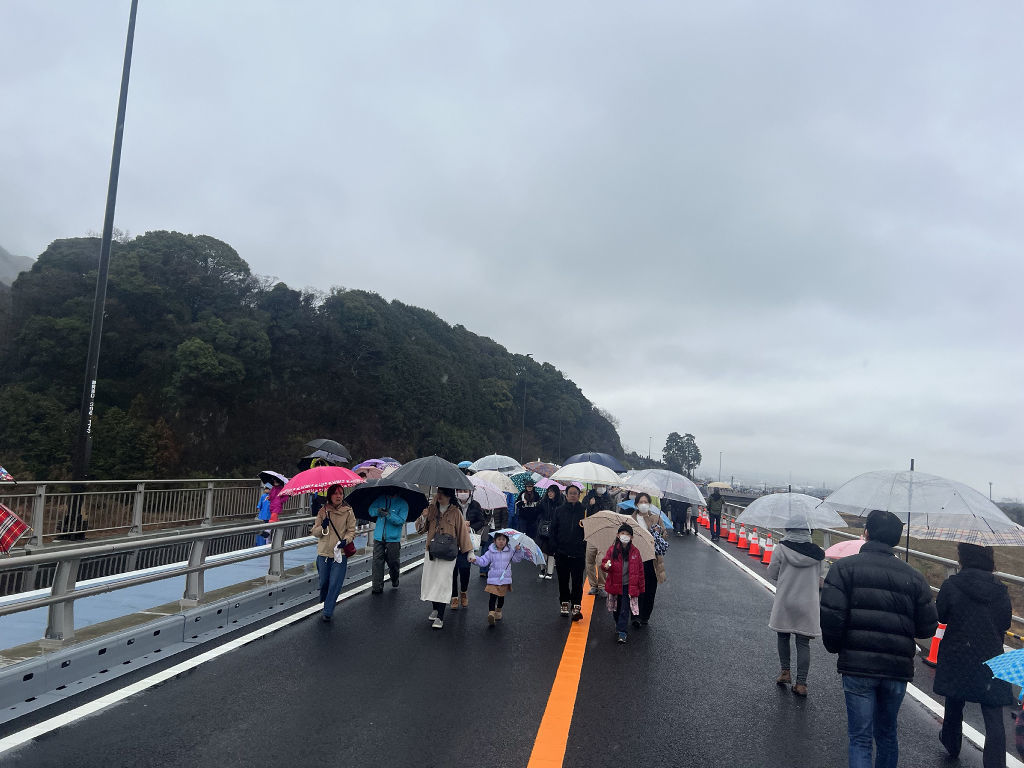 橋を初めて渡る地元住民ら＝富士市の富士川かりがね橋