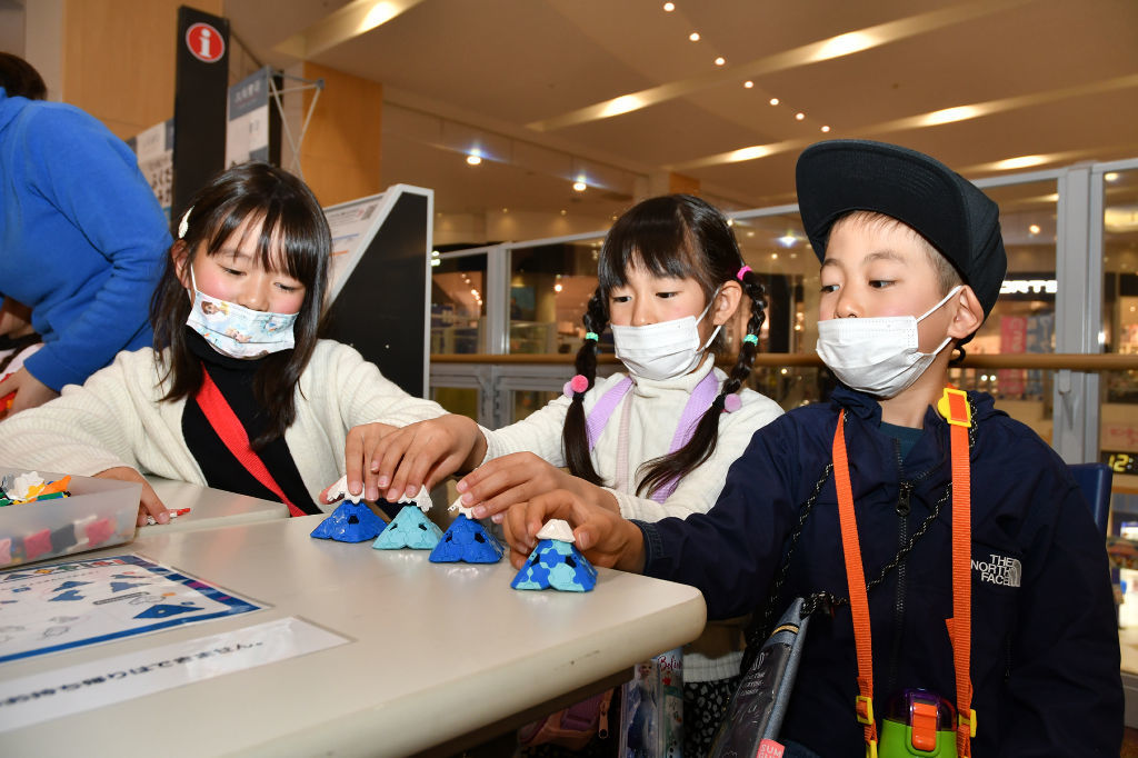 ブロック玩具で富士山を作る児童＝２３日午後０時１５分ごろ、富士宮市のイオンモール富士宮