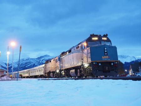 ＶＩＡ鉄道カナダの大陸横断列車「カナディアン」＝２０２３年１２月２０日、カナダ西部アルバータ州ジャスパー（筆者撮影）