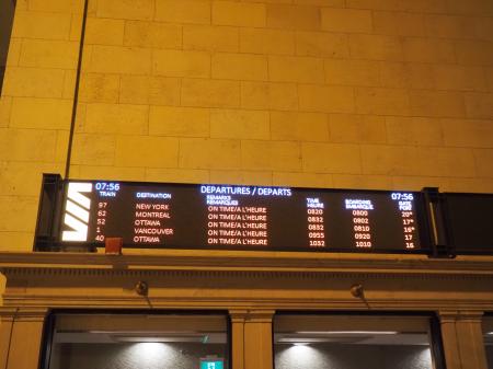 ＶＩＡ鉄道のトロント・ユニオン駅にある列車発車案内の電光掲示板。上から４番目に列車番号１のバンクーバー行きカナディアンがある＝２０２３年１２月１７日、カナダ東部トロント（筆者撮影）