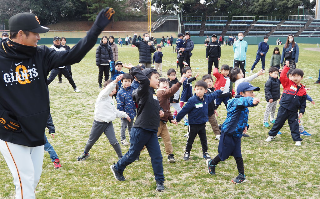 正しい投球フォームを教わる子どもたち＝磐田市見付の磐田城山球場