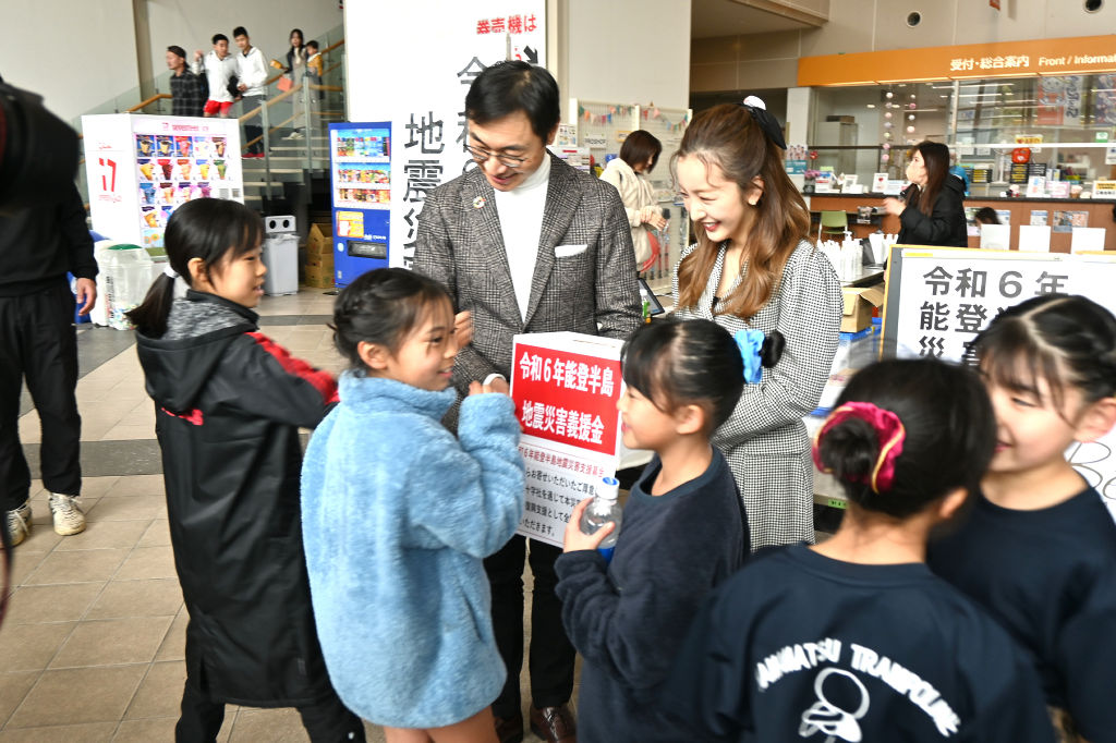 能登半島地震の募金活動を行う久保田市長と板野さん＝掛川市内
