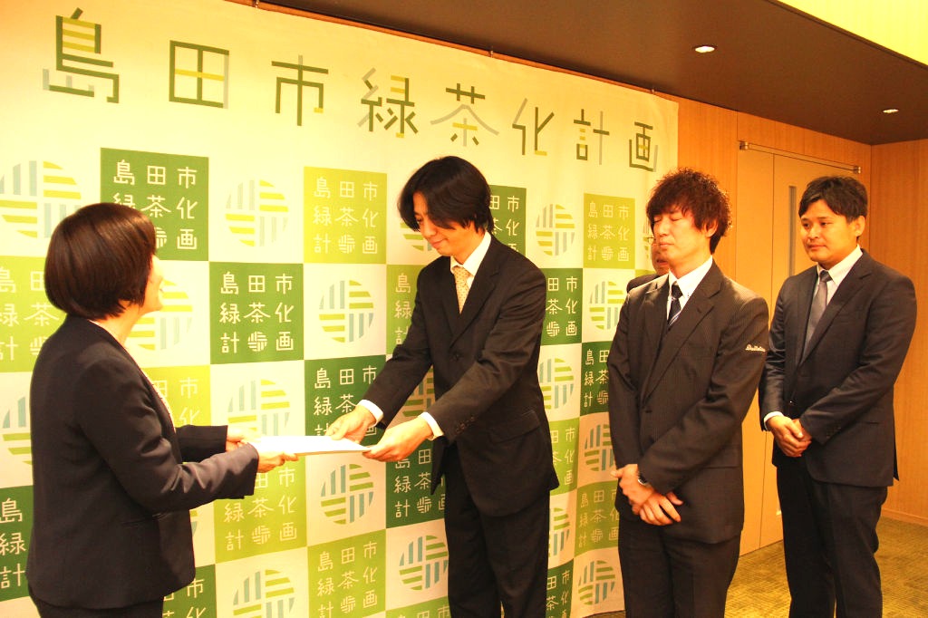 樋熊会長（左から２人目）に回答書を手渡す染谷市長＝島田市役所