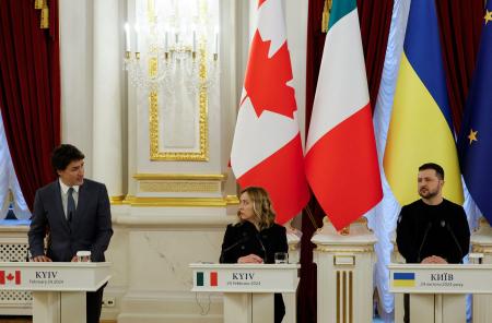 カナダのトルドー首相（左）、イタリアのメローニ首相（中央）と共同記者会見に臨むウクライナのゼレンスキー大統領＝２４日、キーウ（ロイター＝共同）