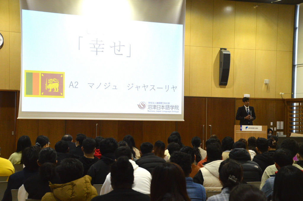日本での生活や自信の夢について、学生が日本語でスピーチした弁論大会＝沼津市の沼津日本語学院