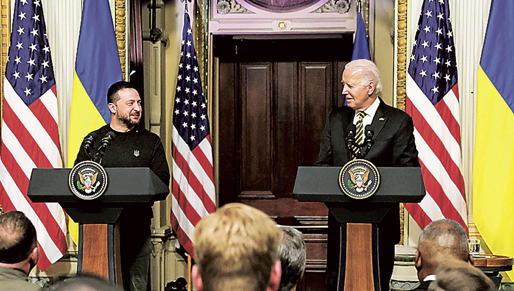 米ホワイトハウスで記者会見するバイデン大統領（右）とウクライナのゼレンスキー大統領＝２０２３年１２月（ロイター＝共同）