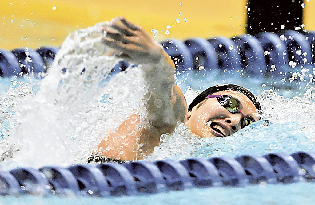 女子１５歳以上１００メートル自由形で優勝した鈴木月渚（飛龍高）。５０メートル自由形、４００メートルリレーと３冠を果たした＝県富士水泳場