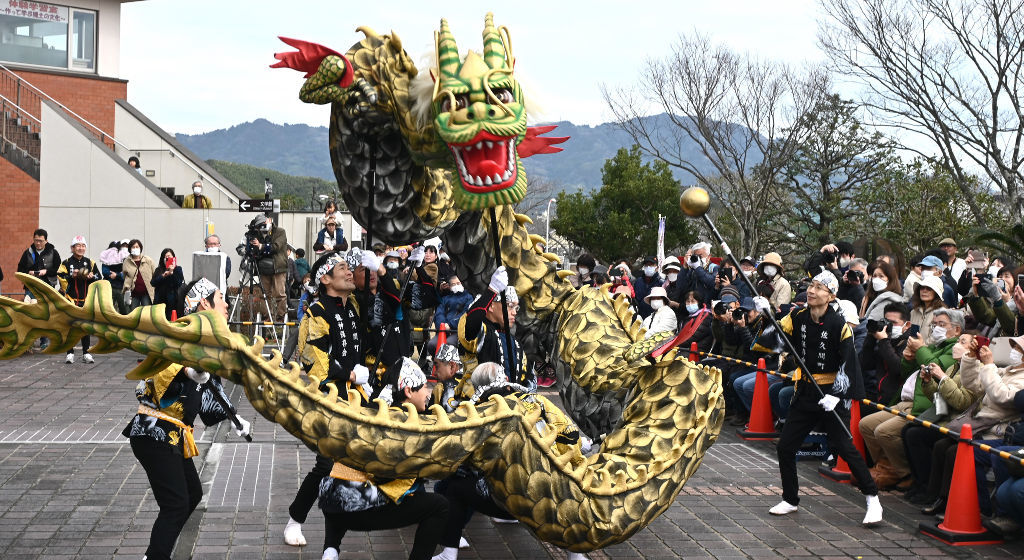 勇壮な竜神の舞を披露する会員＝藤枝市郷土博物館前