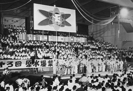 １９５７年８月、原水爆禁止世界大会の前日に「原爆を許すまじ」を歌う人たち＝東京都内