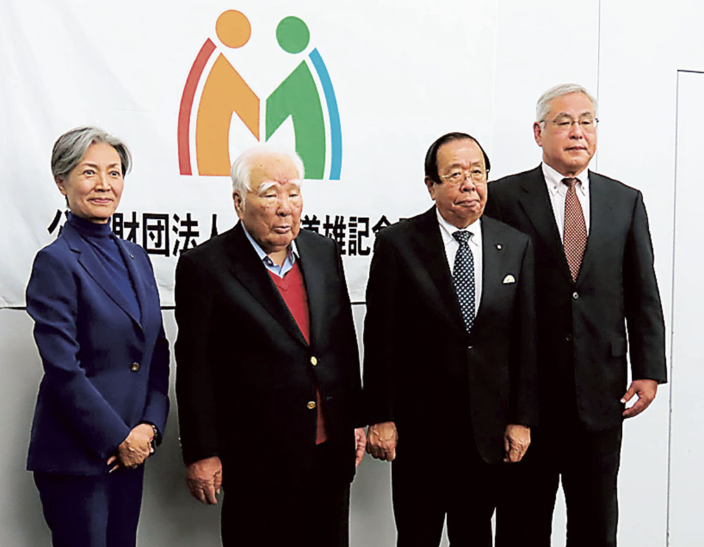鈴木理事長（左から２人目）とスポーツ助成の決定書を受けた３団体の代表＝浜松市中央区のスズキ歴史館