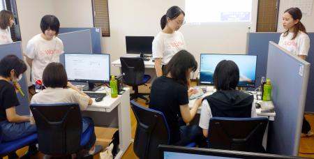 中学や高校の女子生徒を対象に兵庫県豊岡市が開催したプログラミング教室＝２０２３年８月（同市提供）