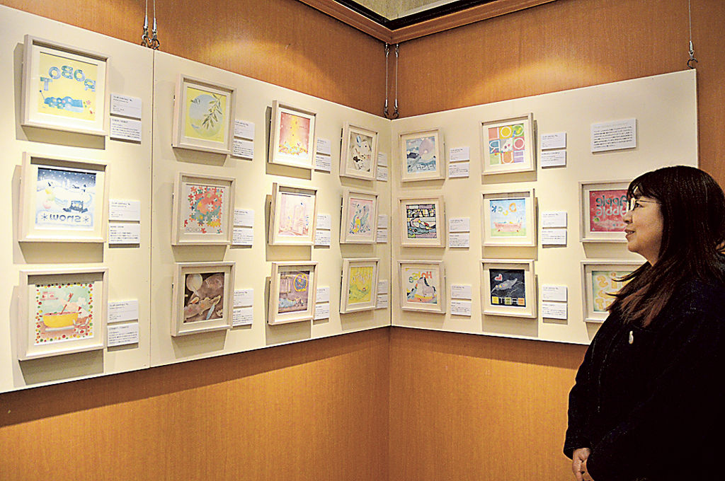 優しいタッチで描かれたパステル画が並ぶ作品展＝浜松市中央区のホテルコンコルド浜松