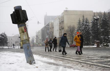 ウクライナ東部ハリコフ中心部を歩く市民＝１１日（共同）