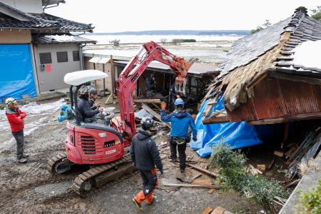 石川県珠洲市の被災地で活動する技術系ボランティア＝１月