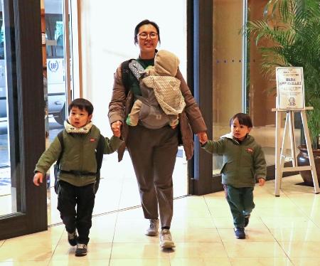 ３人の子どもを連れて避難体験会に参加した母親＝２０２４年１月、大阪府泉大津市