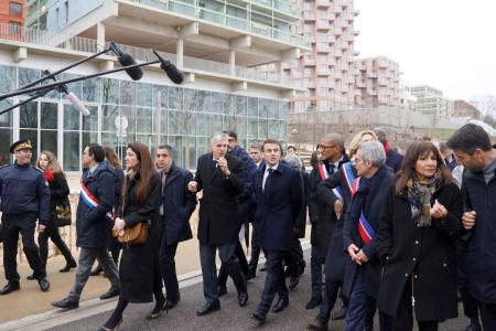 パリ五輪・パラリンピックの選手村を訪れたフランスのマクロン大統領（中央右）＝２９日、パリ郊外（ロイター＝共同）