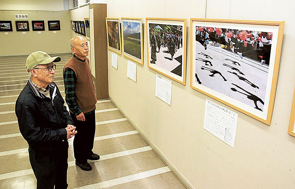 デジカメで撮影した風景写真などが並ぶグループ展＝富士市立中央図書館分館