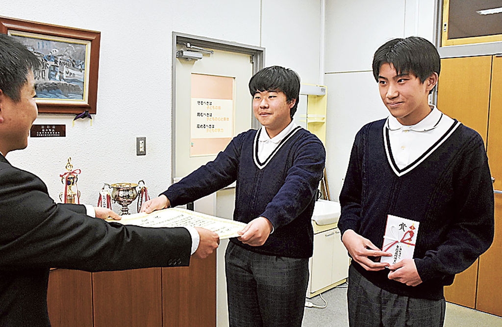 表彰状を受ける若林さん（中央）と岩崎さん（右）＝三島市立錦田中