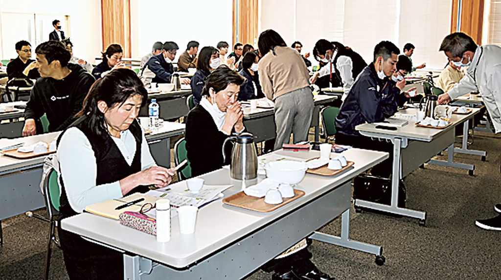 茶を試飲する参加者＝掛川市千羽のＪＡ掛川市本所