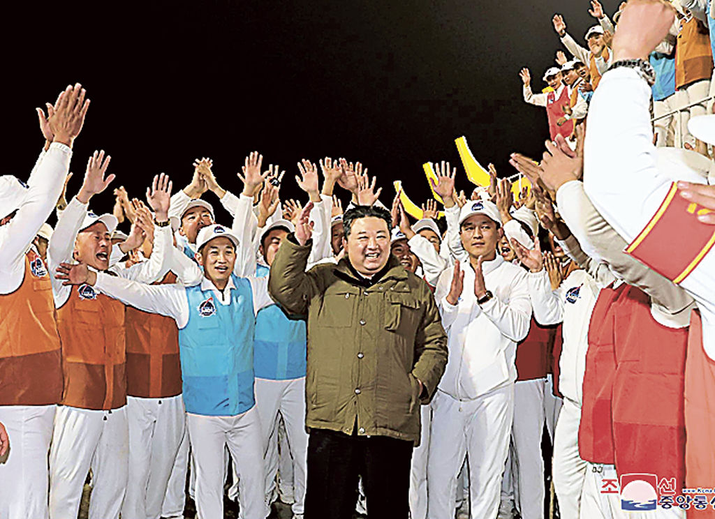 軍事偵察衛星の打ち上げ成功を喜ぶ北朝鮮の金正恩朝鮮労働党総書記（中央）＝２０２３年１１月２１日、北朝鮮北西部東倉里の西海衛星発射場（朝鮮通信＝共同）