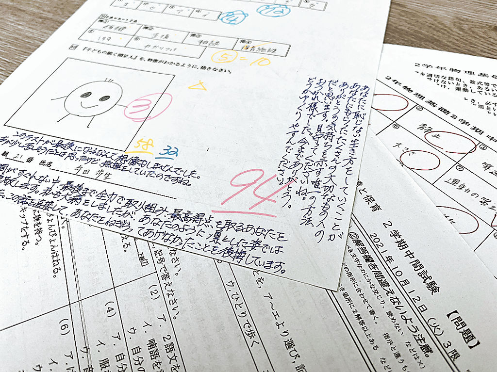 寺田歩生さんが２年生２学期の中間テストで受けた保育と物理の解答用紙。人生最後のテストとなった保育は最高得点だった