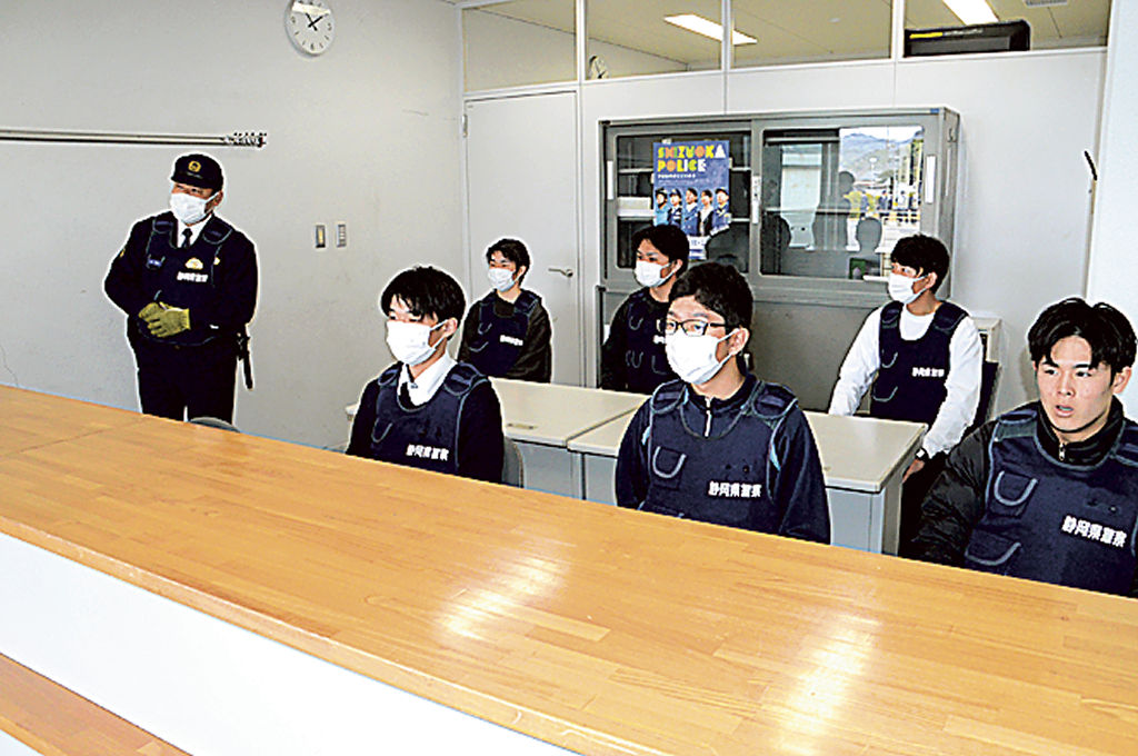 教官（左）から、交番勤務の魅力などを聞くオープンキャンパスの参加者＝藤枝市の県警察学校
