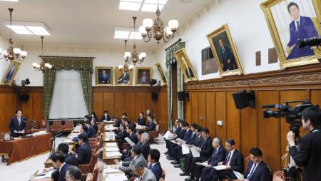 衆院政治倫理審査会で弁明する岸田首相（左端）。右上は安倍元首相の肖像画＝２月２９日午後（代表撮影）