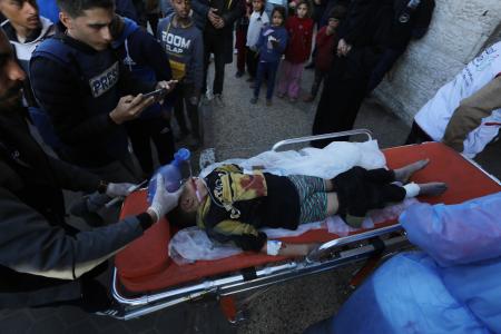 ２月２８日、パレスチナ自治区ガザ中部で、けがをして病院に運ばれた子ども（ゲッティ＝共同）