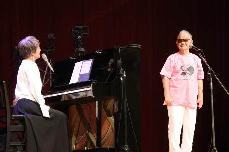 大島青松園のコンサートで歌う沢知恵さんと東條高さん＝２０２３年８月、高松市