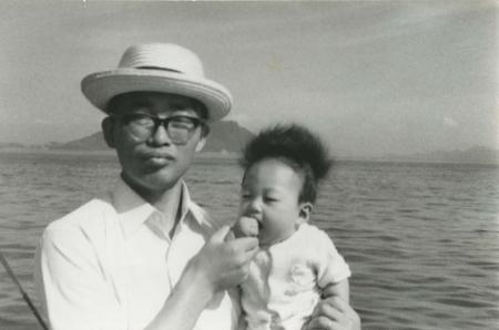 大島青松園を訪ねた父に抱かれた生後６か月の沢知恵さん＝１９７１年、沢知恵さん提供