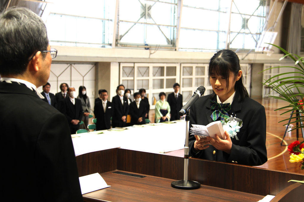 卒業生を代表し、感謝の言葉を述べる武井夏美さん（右）＝１日午前、島田市の県立金谷高