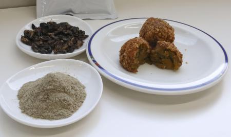 徳島県の学校給食で提供された、コオロギ（左奥）の粉末を使用したコロッケ（右）＝２０２２年１１月、徳島県小松島市