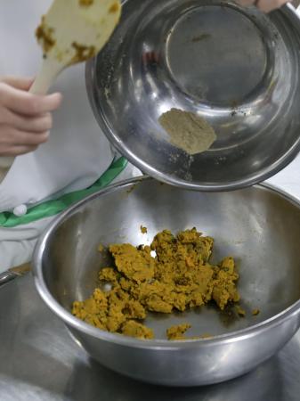 コオロギの粉末を使ったコロッケの調理＝２０２２年１１月、徳島県小松島市