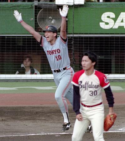 １９８９年１０月、近鉄との日本シリーズ第７戦で先制本塁打を放った駒田徳広さんは万歳しながら一塁に向かう＝藤井寺球場