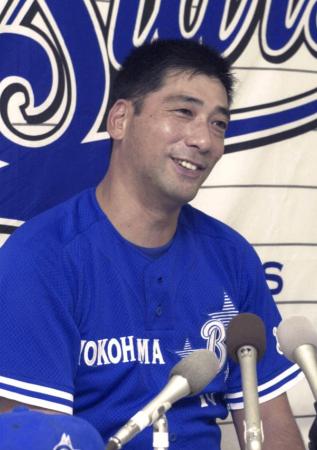 ２０００年９月の中日戦で通算２千安打を達成し、喜びの記者会見をする駒田徳広さん。この年限りで現役を引退した＝ナゴヤドーム