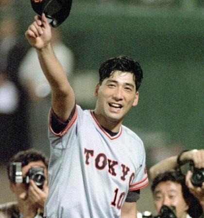 １９９２年７月のオールスター第３戦で最優秀選手賞を獲得し、ファンの声援にこたえる駒田徳広さん＝仙台