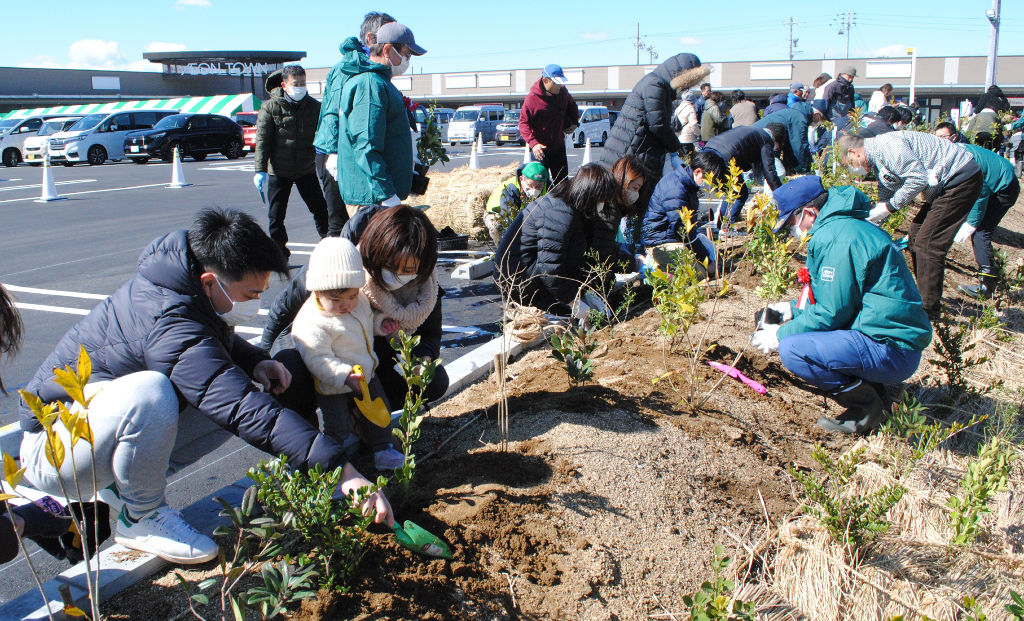 木の苗を植える参加者＝浜松市中央区のイオンタウン浜松新橋