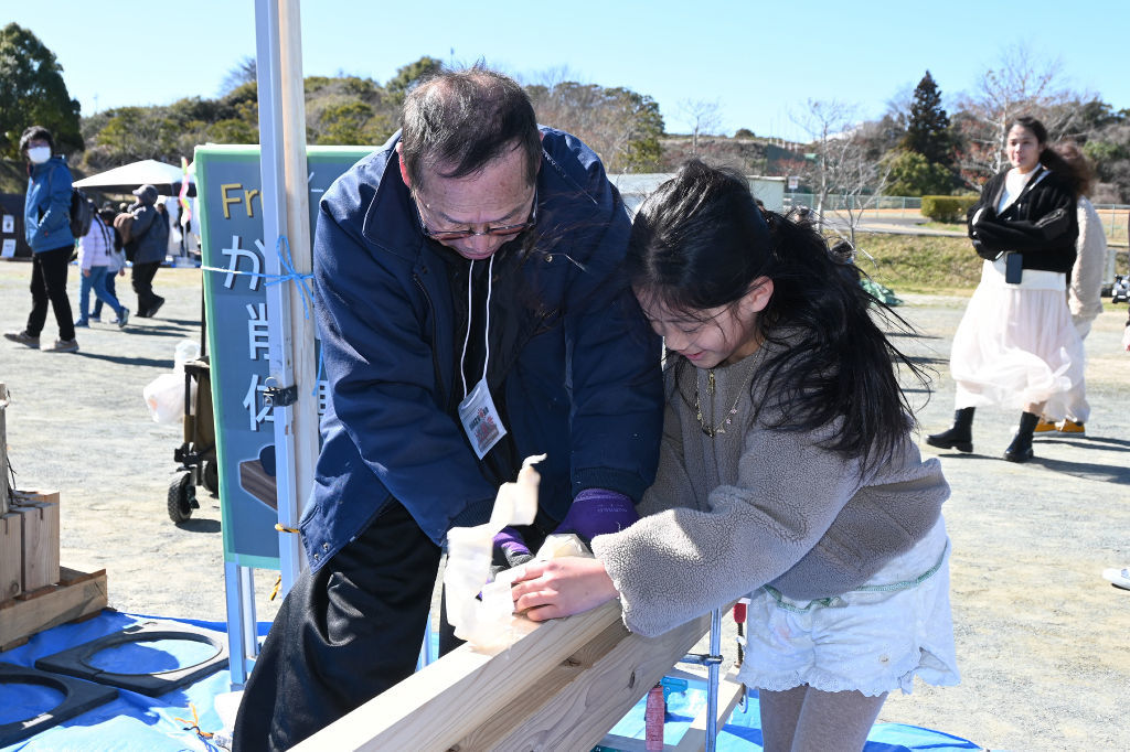 かんなで角材を削る体験をする子ども＝菊川市西方の菊川運動公園