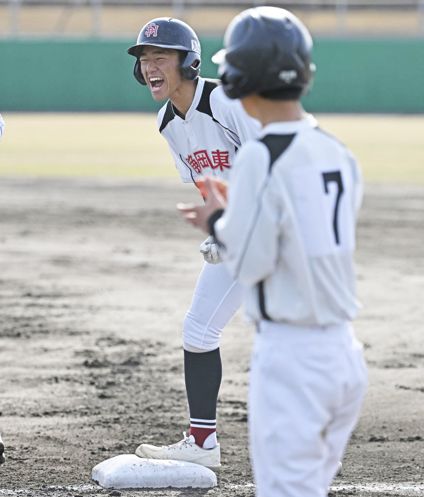 静岡東－磐田東　１回表静岡東１死二、三塁、２点適時打を放ち喜ぶ増田（左）