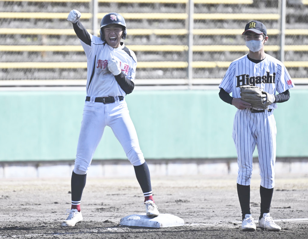 静岡東－磐田東　７回表静岡東２死二、三塁、適時三塁打を放ち喜ぶ増田（左）