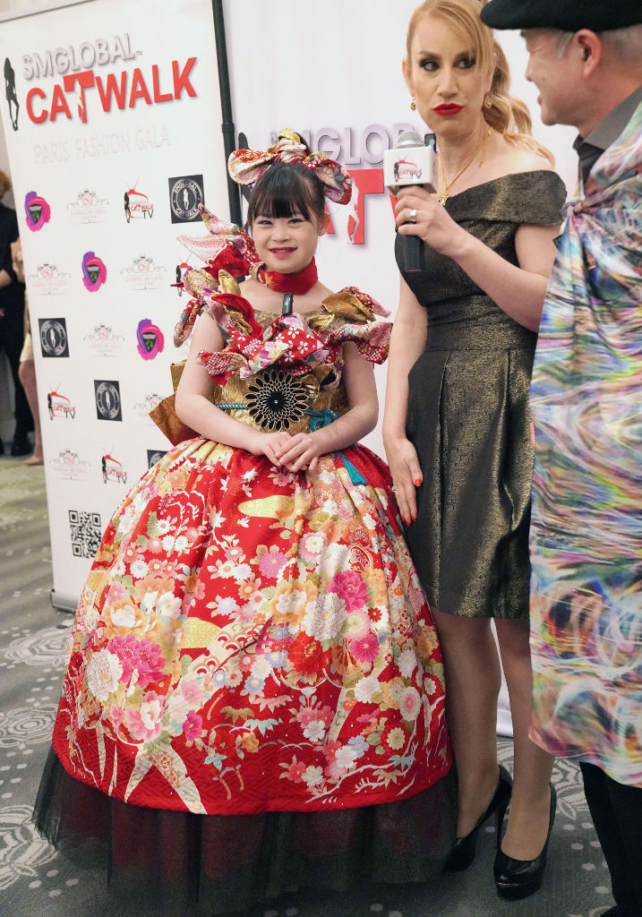 ２日、パリ・コレクションの会場で笑顔を見せる菜桜さん（左）＝パリ（共同）