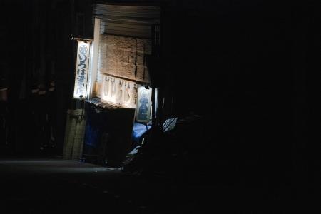 闇夜に浮かび上がる「いろは」書店の看板＝２月１４日、石川県珠洲市