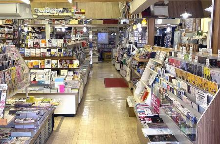 地震前のいろは書店内の様子＝２０２３年５月、石川県珠洲市（提供写真）