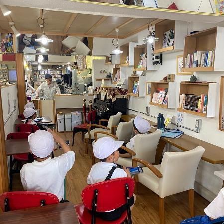 小学生が社会科見学で書店を訪れた際の様子＝２０２３年６月、石川県珠洲市（提供写真）