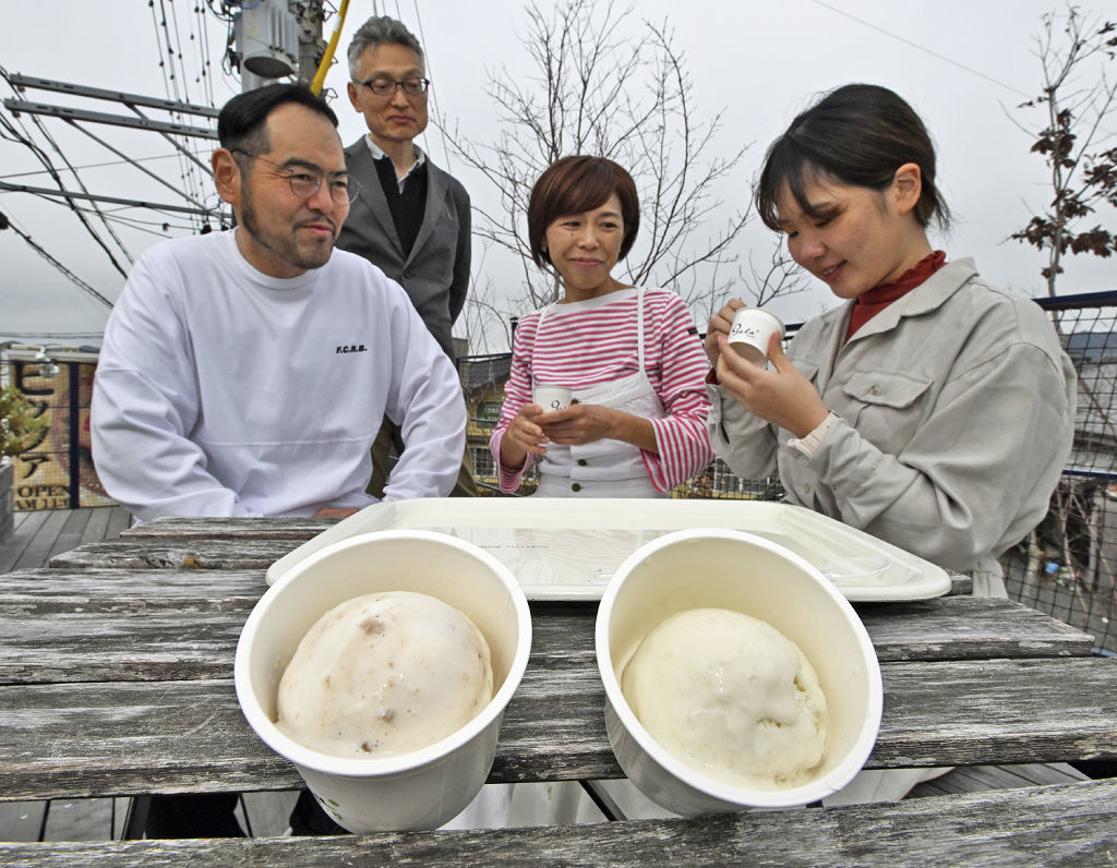 西谷夫妻（左手前２人）が試作した大中寺芋を使ったジェラートの味見をする白石さん（右）＝藤枝市若王子