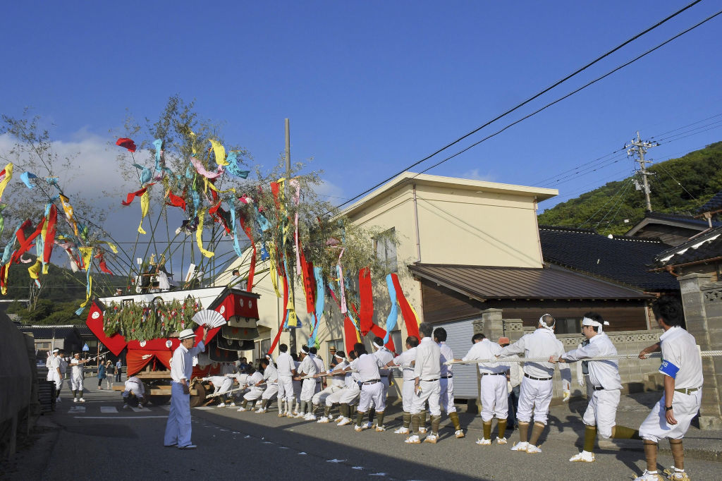 石川県輪島市の集落皆月で行われる山王祭の様子＝２０１９年８月