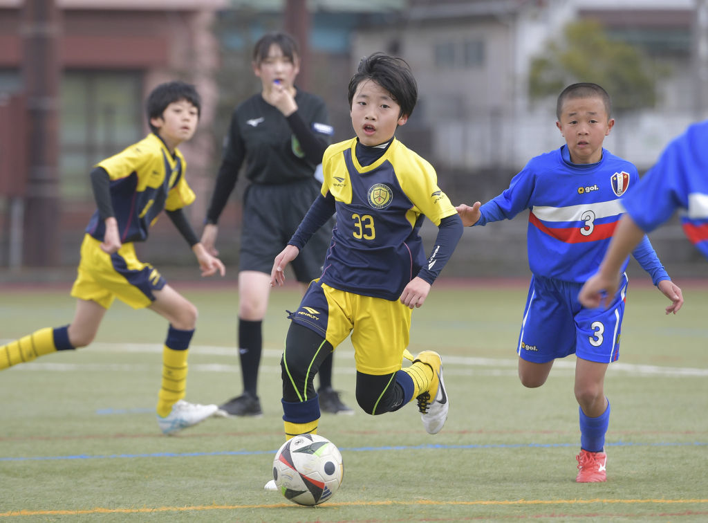 サッカーを楽しむ児童＝長泉町の竹原グラウンド