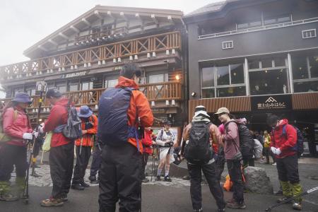 富士山の山梨県側の登山道「吉田ルート」が山頂まで開通し、多くの登山客らでにぎわう５合目付近＝２０２３年７月