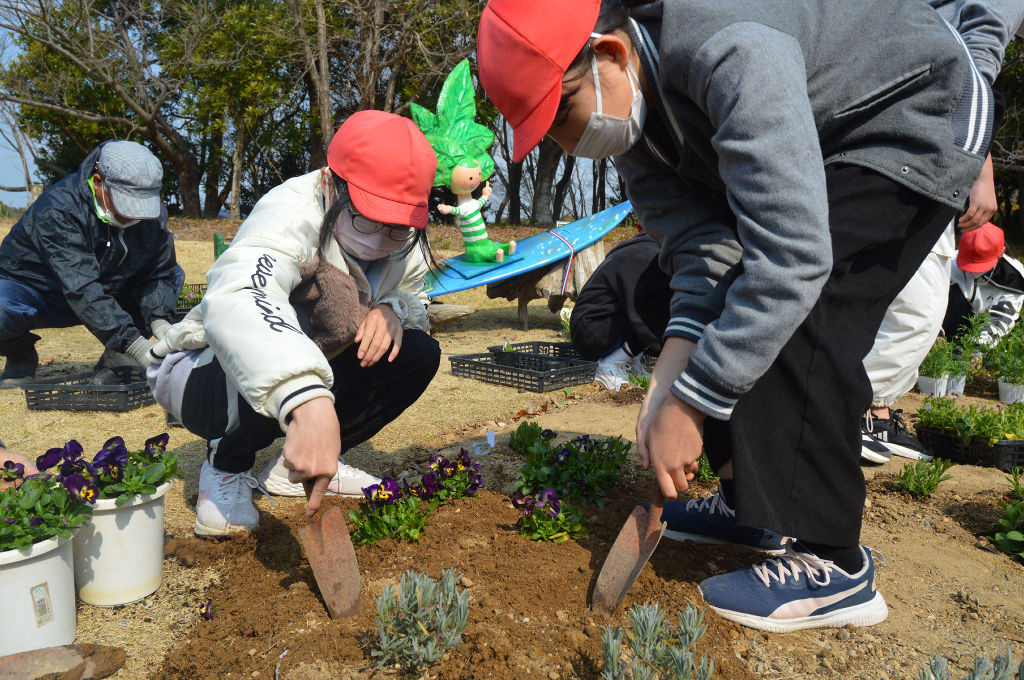 花壇に苗を植える児童＝浜松市中央区の浜名湖ガーデンパーク